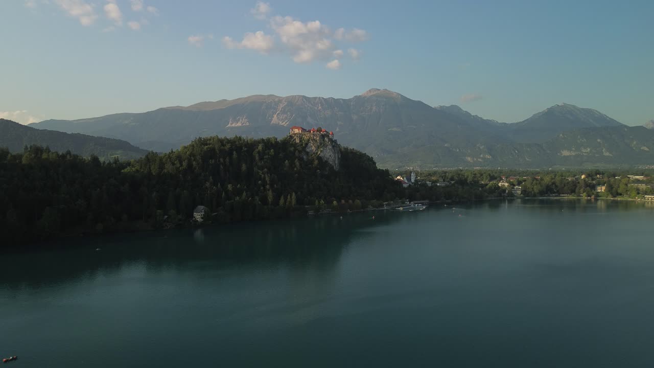 Vista aerea del lago di Bled con castello e acqua cristallina