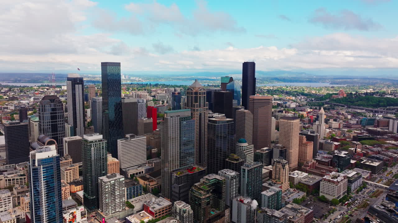 Vista aerea di Seattle, Washington, USA, che cattura lo skyline del centro, il paesaggio urbano e l'ambiente circostante della città dall'alto. Ideale per filmati di viaggio e paesaggi urbani