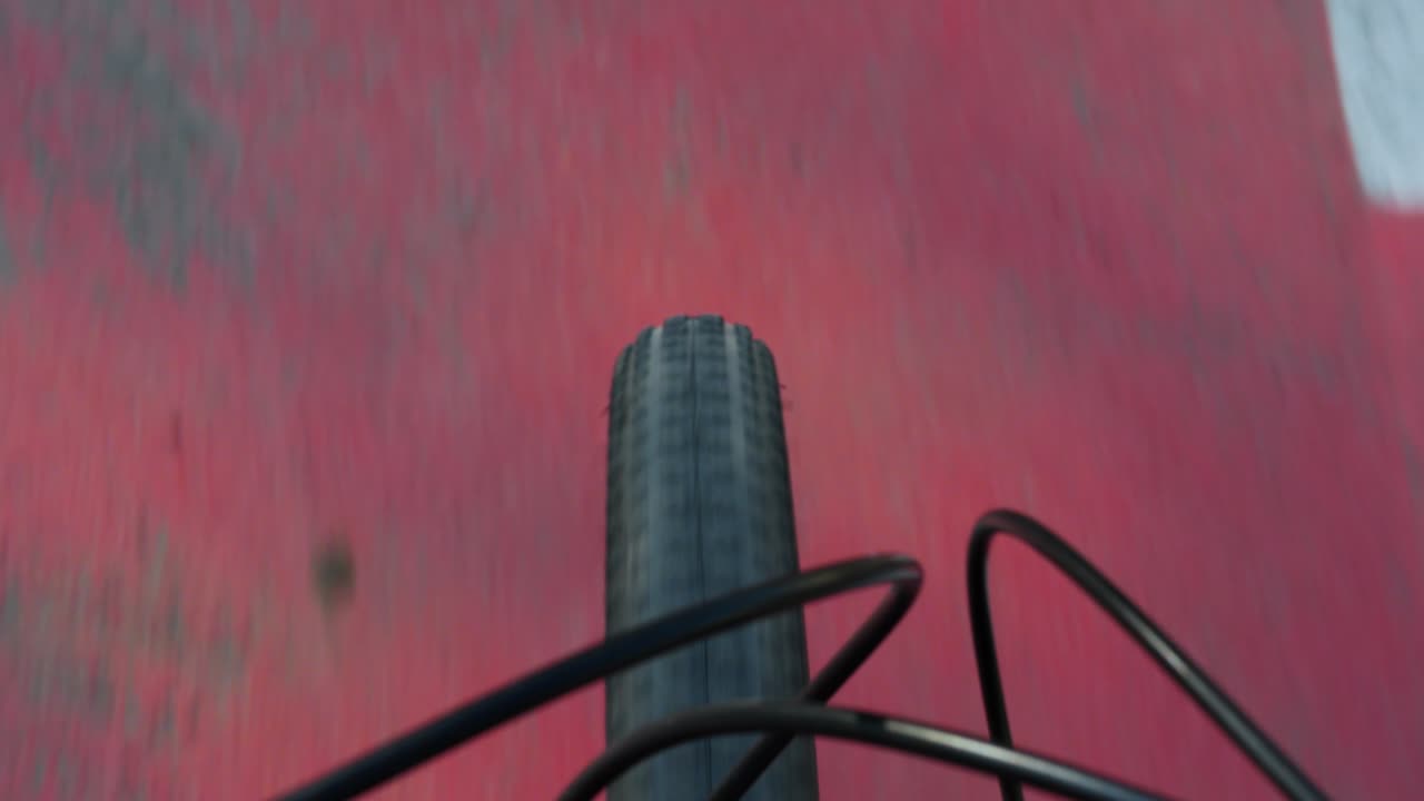 ciclismo en el sendero para bicicletas. un hombre en un paseo en bicicleta