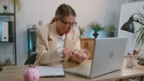 Irritated-angry-businesswoman-working-on-laptop-analyzing-financial-graph-decrease,-breaking-pencil