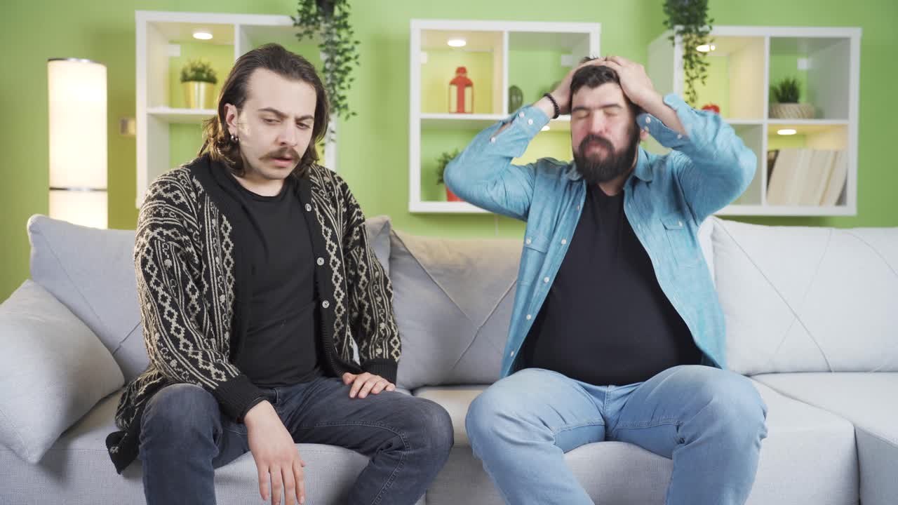 스트레스를 받은 남자친구들이 집에서 서로 다투고 있습니다.