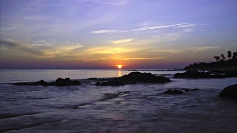 Lapso-De-Tiempo-Al-Atardecer-En-Una-Playa-Rocosa