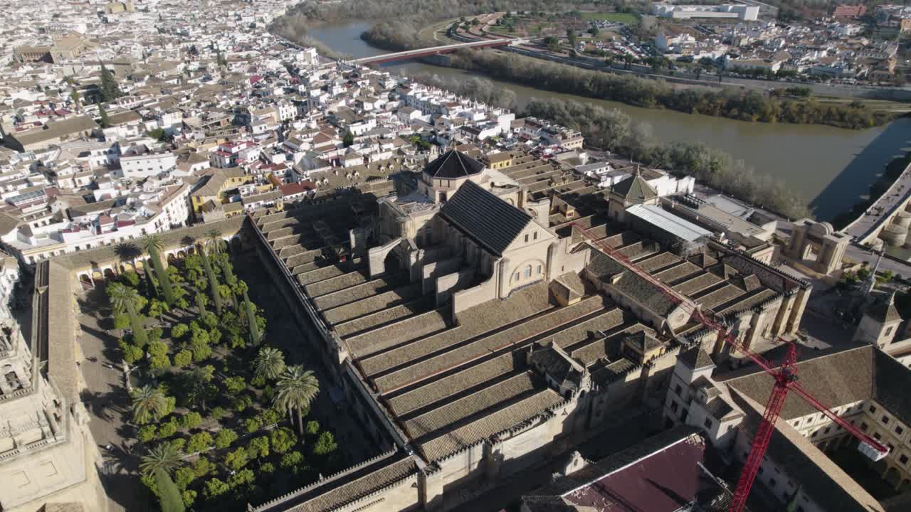 Mesquita ou Catedral de Nossa Senhora da Assunção perto do rio Guadalquivir, Córdoba na Espanha. Circulando em vista aérea de cima para baixo.