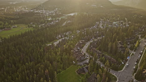 Banff-Ab-Canada-Drone-V17-Aéreo-Sobrevuelo-Del-Vecindario-Residencial-Hacia-La-Ciudad-A-Través-Del-Río-Bow-Capturando-A-La-Comunidad-Local-Rodeada-De-Valles-Boscosos---Filmado-Con-Mavic-3-Pro-Cine---Julio-De-2023