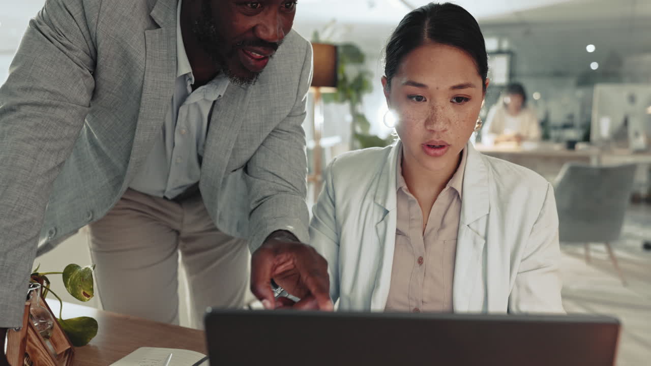 Forretningsmand, bærbar computer og coaching i teamwork