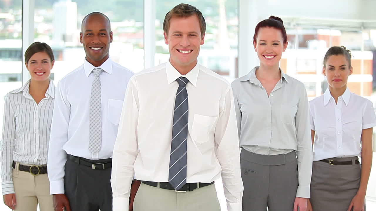 equipo de negocios de pie juntos y sonriendo