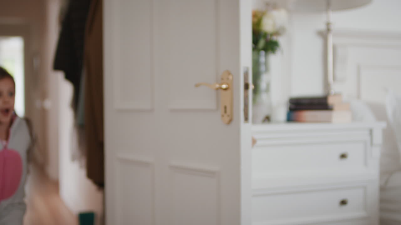 счастливые дети прыгают в постель просыпаются мать и отец наслаждаются игривым утром с детьми в выходные утром дома 4k кадры