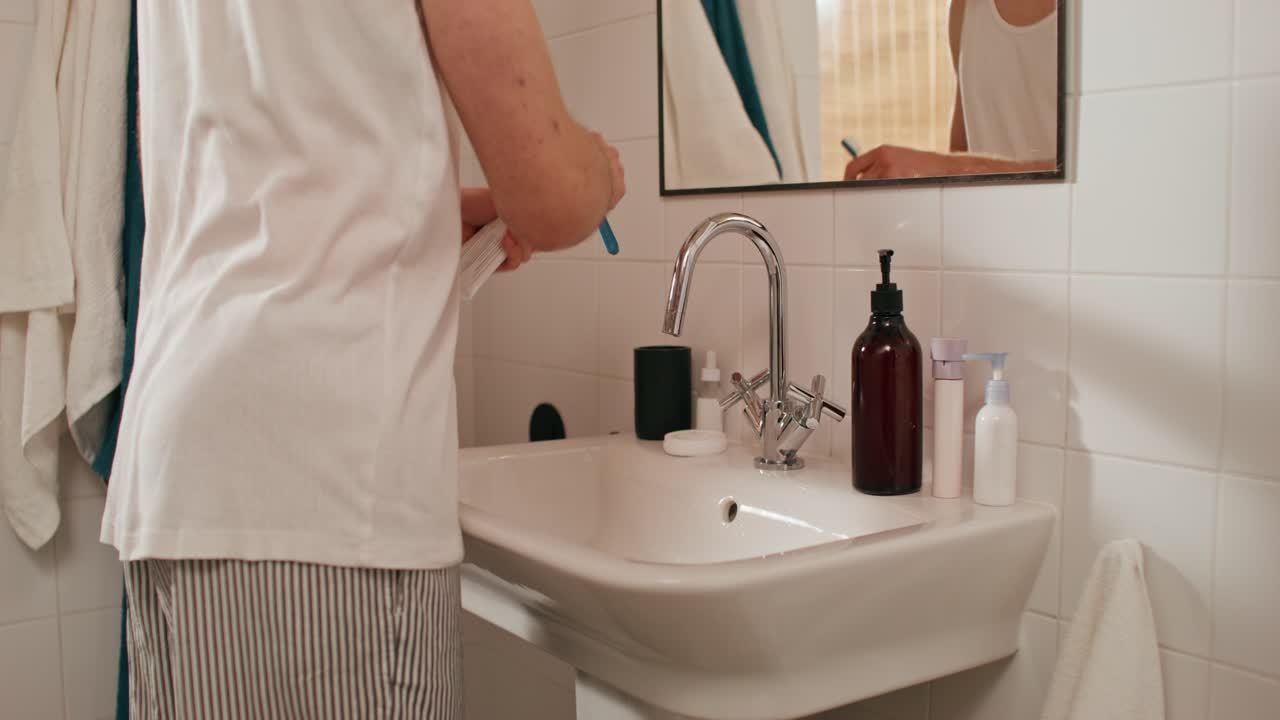 человек моет руки в ванной.