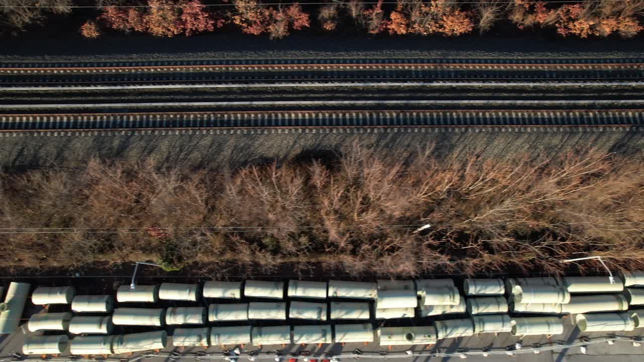 철로로 울타리가 쳐진 지역의 무인 항공기 보기