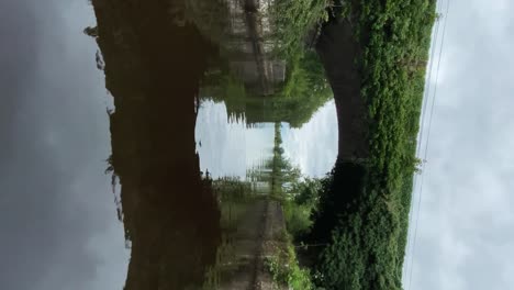 pasando bajo el puente de piedra pov disparo vertical