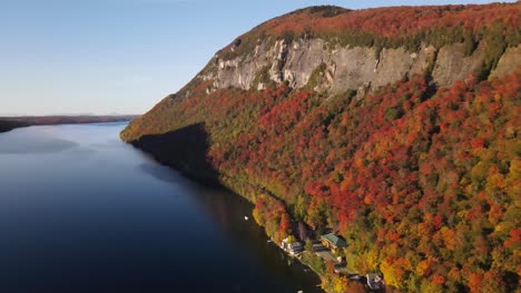 hermosas imágenes aéreas de drones de las hojas de otoño en y alrededor del monte hor, el monte pisgah y el lago willoughby durante el pico del follaje otoñal en el bosque estatal de willoughby en westmore, vermont