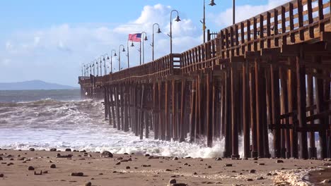 Grandes-Olas-Rompen-En-Una-Playa-Y-Un-Muelle-De-California-Durante-Una-Tormenta-Muy-Grande-9