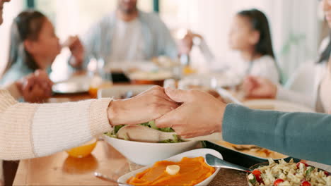 Religion,-Händchenhalten-Und-Betende-Familie