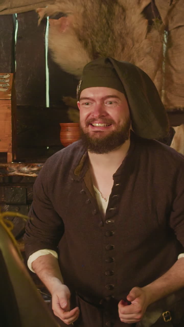 el asistente mira con esperanza al aventurero en la tienda. el comerciante sonriente espera el precioso botín del valiente vagabundo en la tienda, el enano emocional sirve al guerrero.