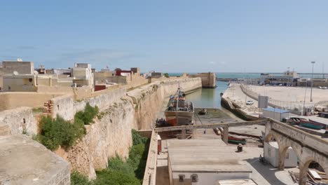 Seaside-Charm:-El-Jadida-Port,-with-a-Boat-Launch-Ramp-by-the-Sea