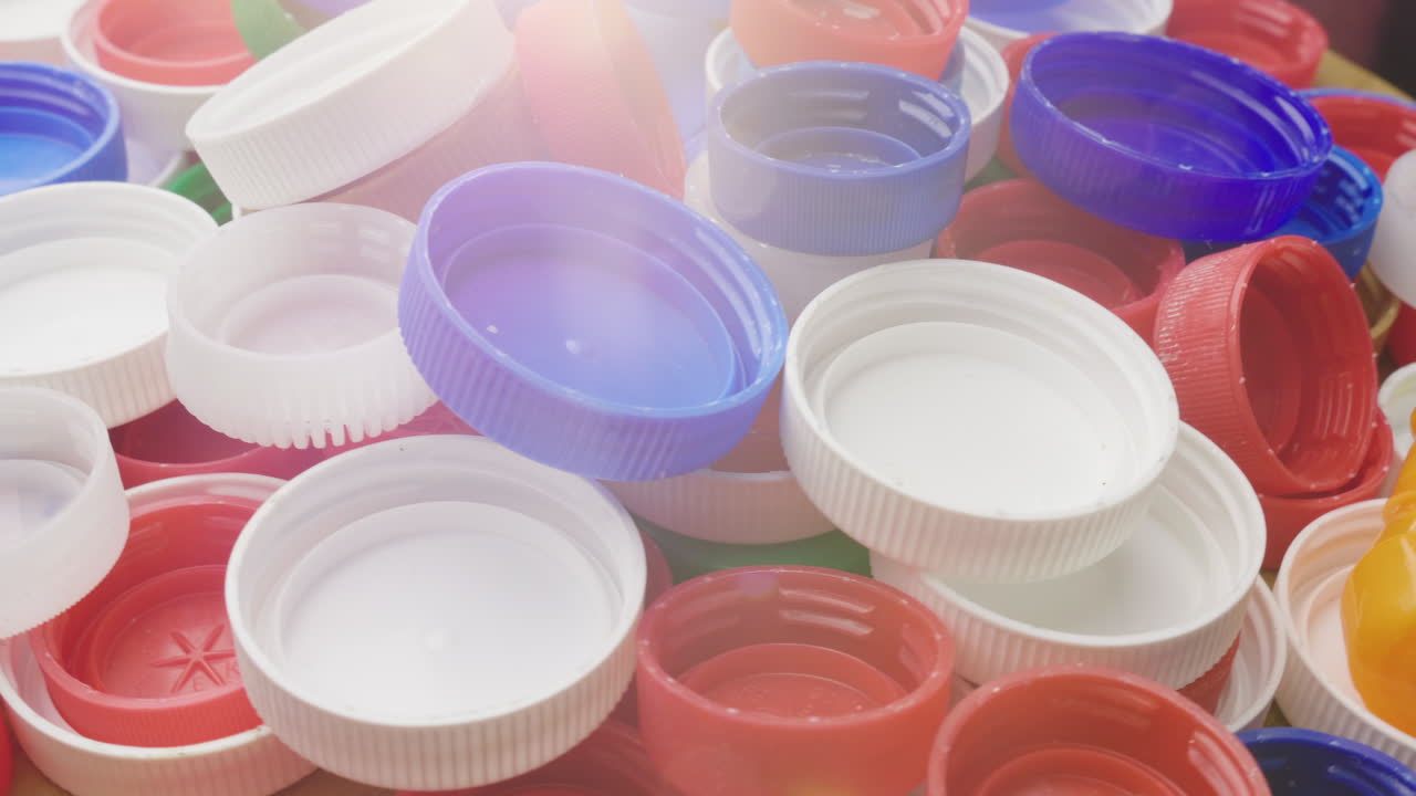 사용된 플라스틱 음료 캡 폐기물 재활용 개념