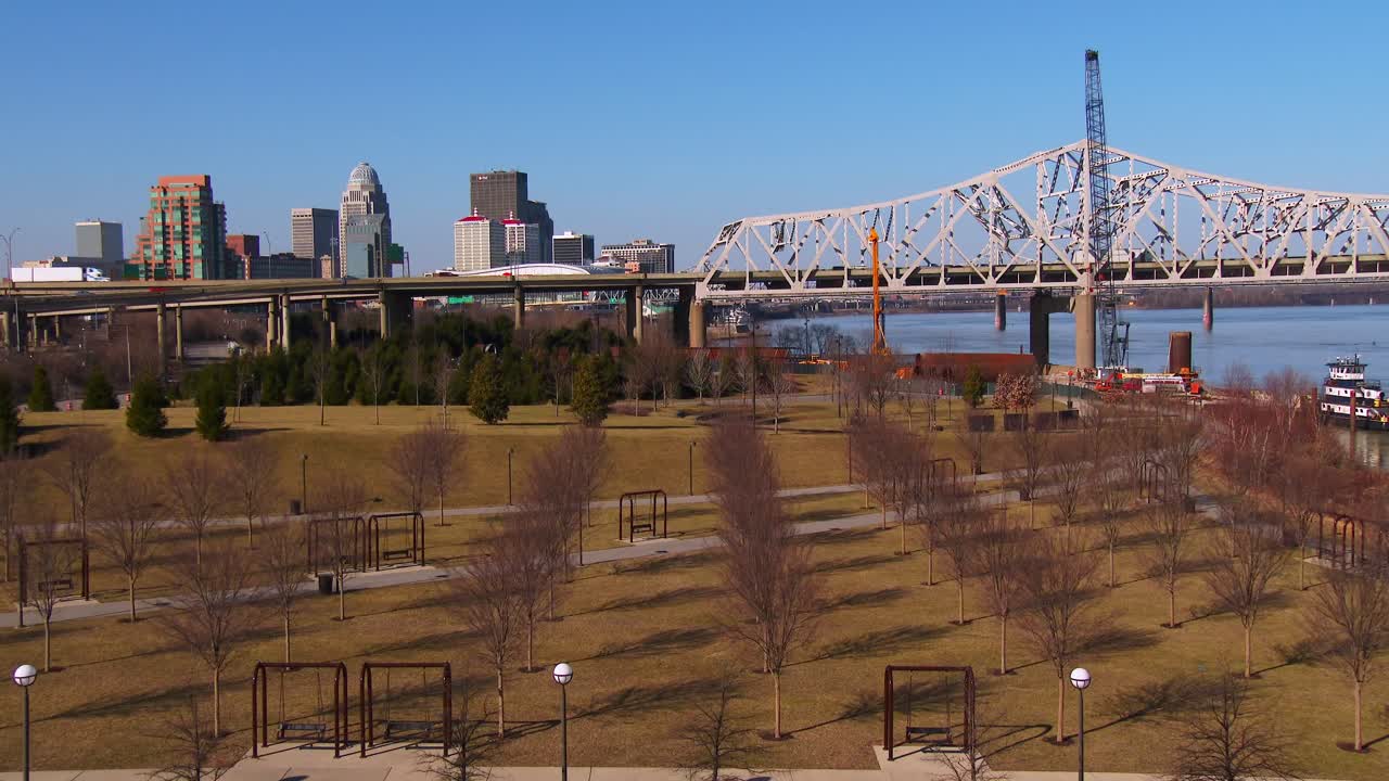 오하이오 강 2 위의 다리 뒤에 있는 루이스빌 켄터키의 스카이라인