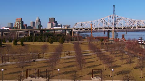 El-Horizonte-De-Louisville-Kentucky-Detrás-De-Puentes-Sobre-El-Río-Ohio-2