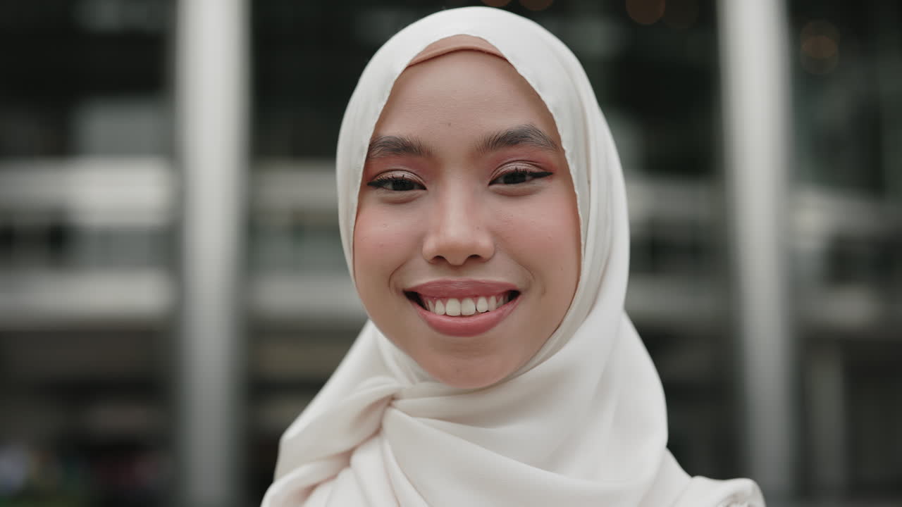 히자브 를 입은 미소 짓는 여자