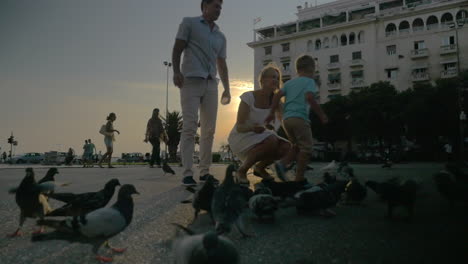 Niño-Corriendo-Entre-Palomas-Durante-El-Paseo-Con-La-Familia