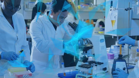 animación de senderos de luz brillante sobre diversos científicos en el laboratorio