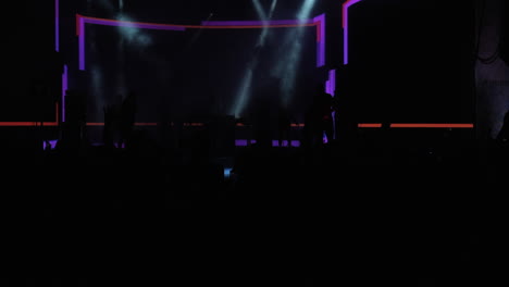 actuación en el escenario de conciertos
