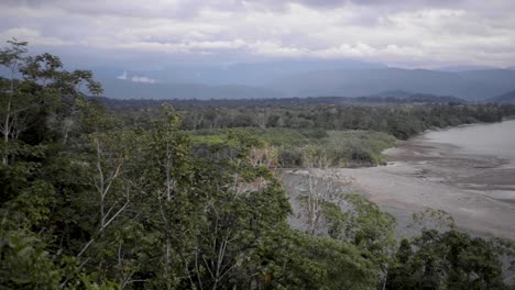 Panoramablick-Auf-Den-Fluss-Im-Peruanischen-Dschungel