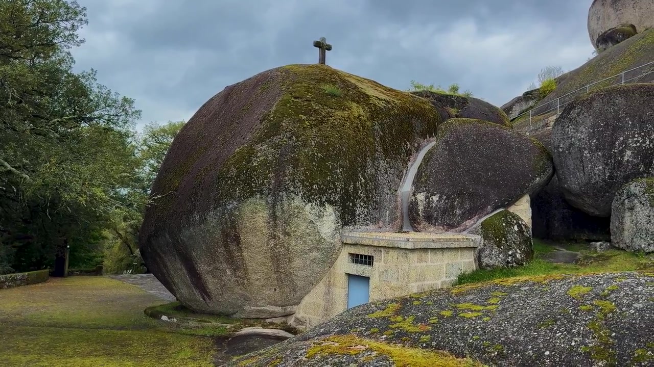 Santuario de Nossa Senhora da Lapa kaya şapelinin arka görünümü.