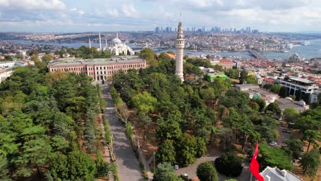 vista desde un avión no tripulado: paisaje urbano de estambul desde la universidad de estambul, lento ascenso