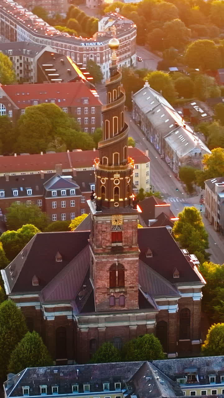 Pemandangan dari drone udara Gereja Our Saviour di pusat kota Kopenhagen, Denmark saat matahari terbenam. Vertikal