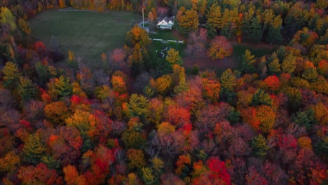 Vista-Aérea-De-La-Finca-Mackenzie-King-En-El-Parque-Gatineau-En-Otoño-Al-Atardecer