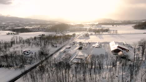 4K-Drohnenaufnahmen-Von-Verschneiten-Ländlichen-Dörfern-Und-Straßen-Im-Skiort-Niseko,-Japan