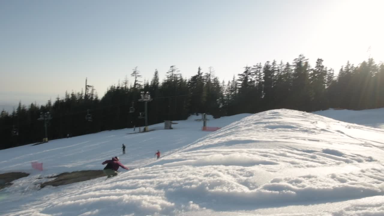snowboarder girando un 540 con un agarre sobre un gran salto en el parque de nieve