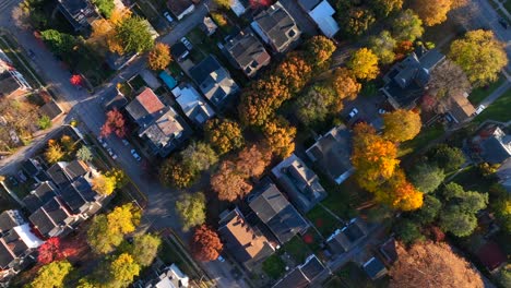 barrio residencial en una ciudad estadounidense durante el otoño