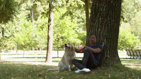 Hombre-Negro-Con-Perro-En-El-Parque