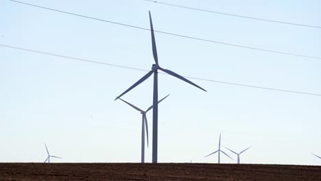 hélices giratorias en turbinas eólicas que generan energía limpia
