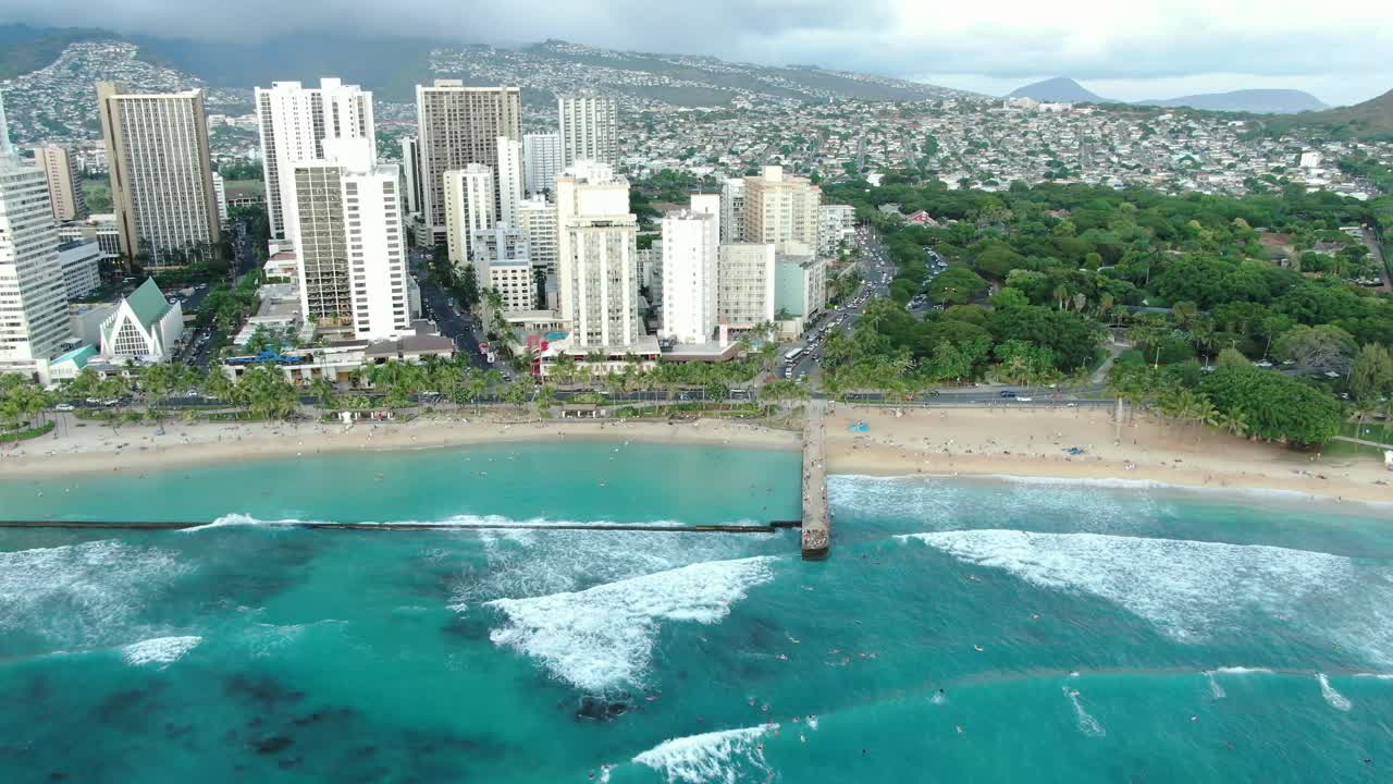 una vista aérea de la hermosa playa tropical de waikiki en honolulu en la isla hawaiana de o'ahu