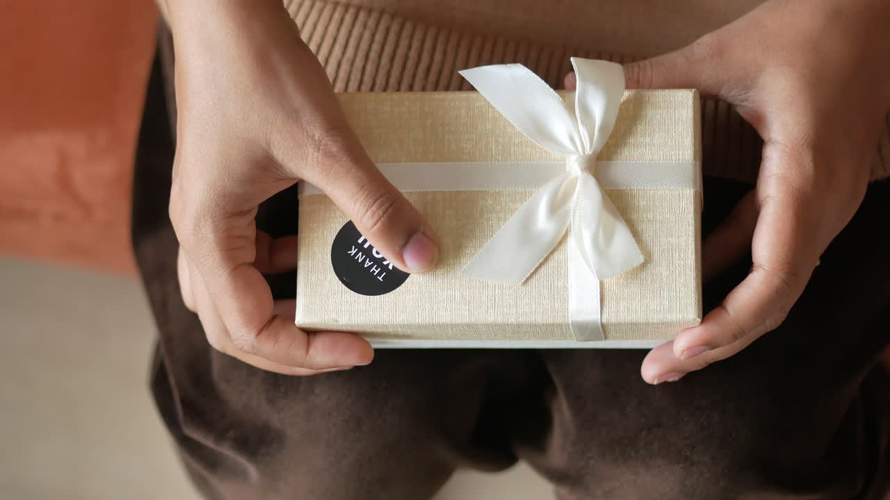 감사 선물을 들고 있는 사람