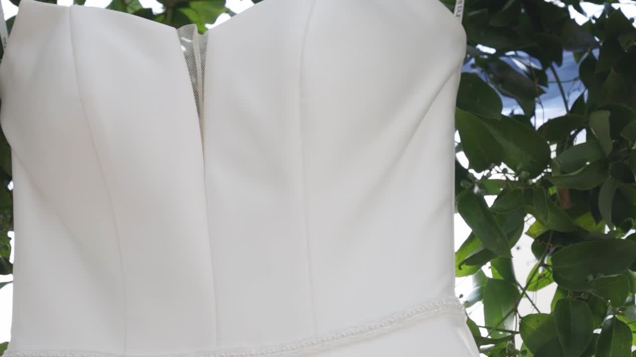 웨딩 드레스는 초록색을 둘러싸고 있습니다.