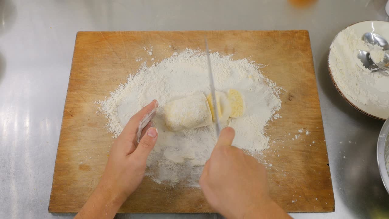 빠른 촬영 - 요리사는 나무판에 치즈 팬케이크를 조리