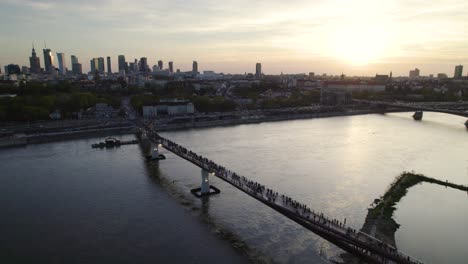 Langsam-Schwenkender-Blick-Auf-Einen-Farbenfrohen-Sonnenuntergang-über-Der-Agrafka-Brücke-Und-Der-Skyline-Von-Warschau