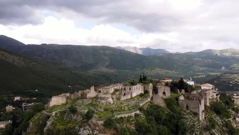 Drohnenaufnahmen-Der-Burg-Himara-In-Albanien,-Die-Antike-Ruinen-Vor-Der-Kulisse-Sanfter-Hügel-Und-Bewölkter-Himmel-Zeigen