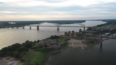 Luftaufnahme-Der-Hernando-De-Soto-brücke-über-Dem-Mississippi-Zwischen-Den-Staaten-Tennessee-Und-Arkansas,-Memphis-Usa