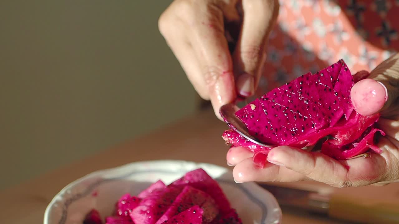 la preparación de la fruta del dragón