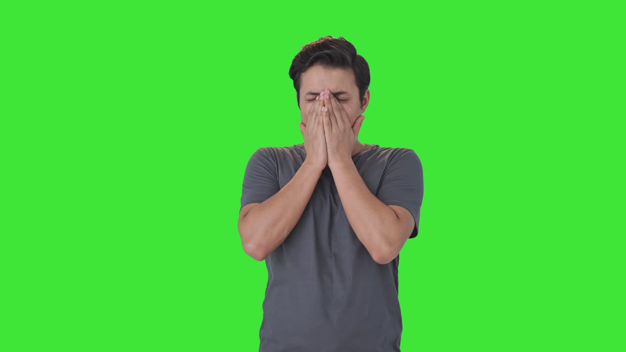 Uomo indiano stanco e pigro che sbadiglia Green screen