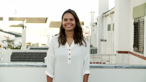 Hermosa-Mujer-Sonriente-Con-Blusa-Blanca