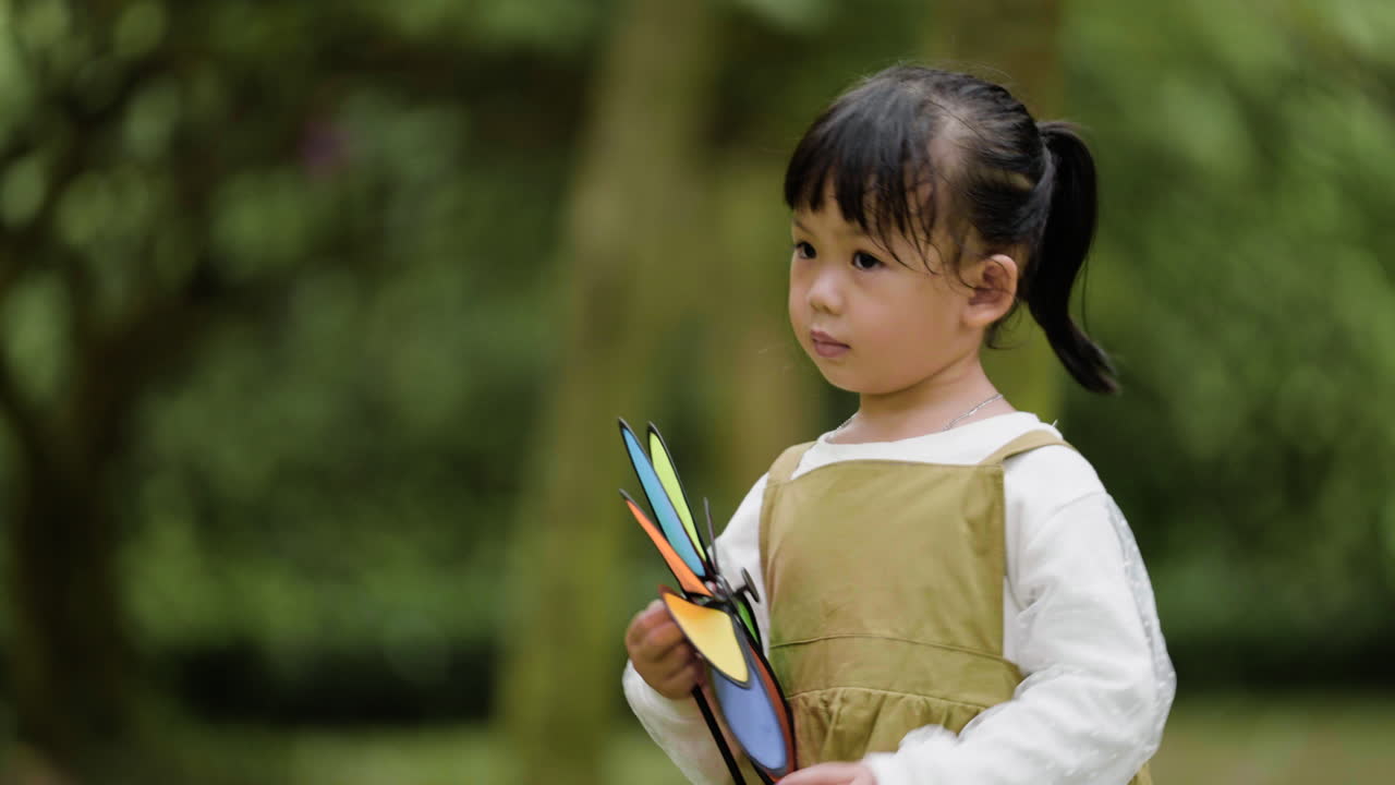公園裡的兩個孩子