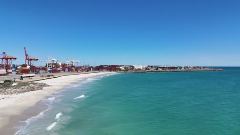 Hafenstrand-In-Fremantle,-Westaustralien,-Mit-Kristallklarem-Wasser-Rund-Um-Die-Schiffsanlegestellen