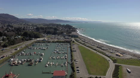 Barcos-Amarrados-En-El-Puerto-Deportivo-En-El-Río-Chetco-Cerca-Del-Campo-De-Cometas-Del-Puerto-Por-El-Puerto-De-Brookings-En-Oregon