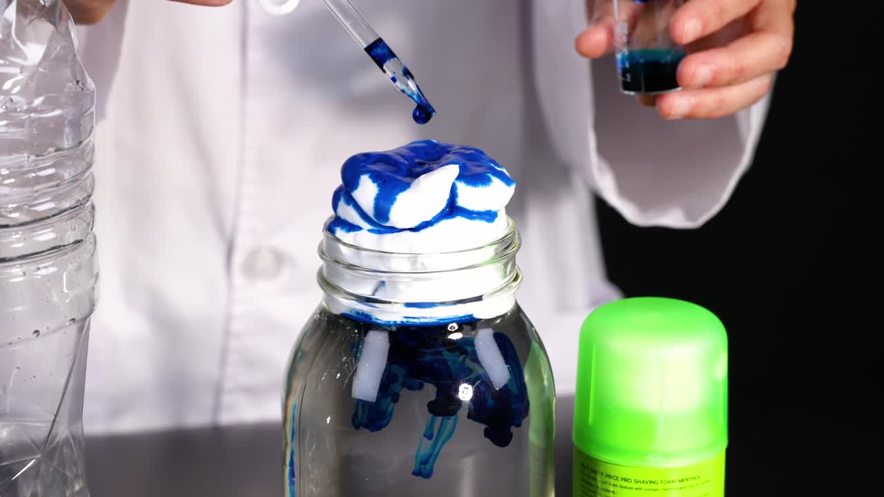 demostración de la formación de nubes utilizando crema de afeitar y tinte